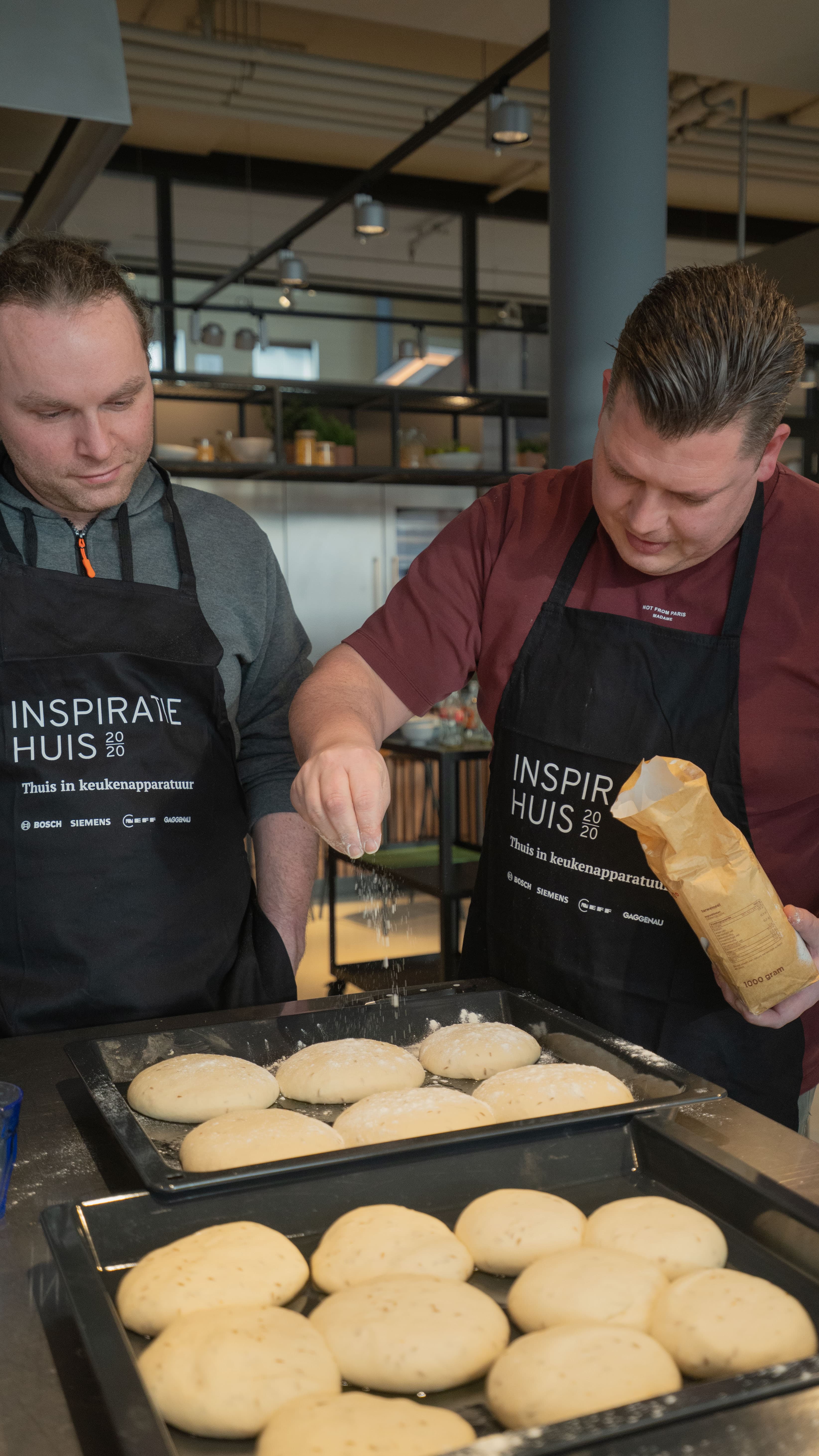 Twee collega's bakken samen in de kookstudio