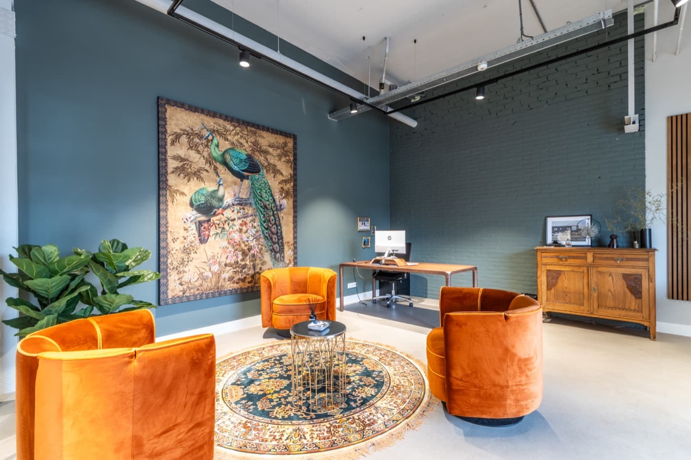 De lounge met oranje fauteuils